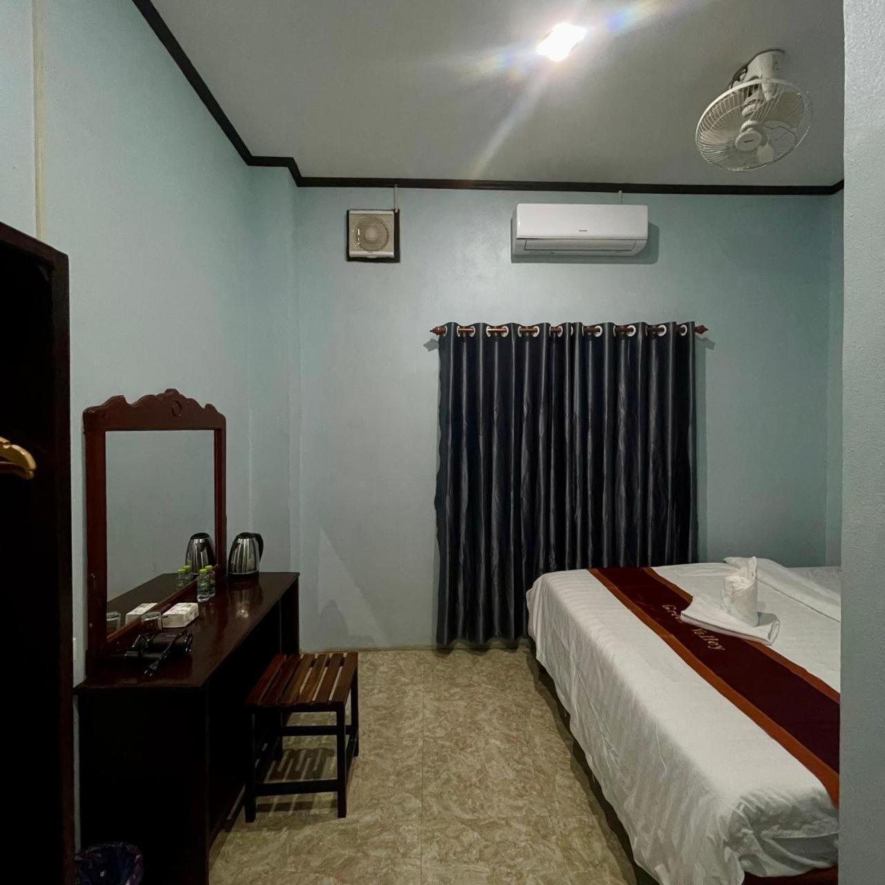 Smile Guesthouse Vangvieng 방 비엥 외부 사진